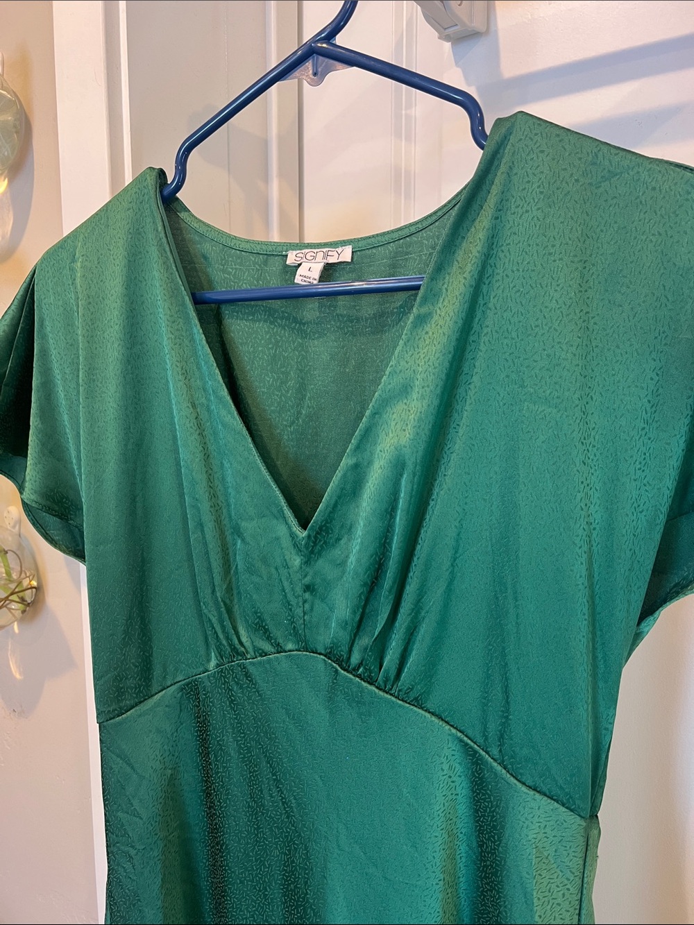 Emerald Green V-Neck Midi Dress with Short Sleeves - Picture 3 of 7